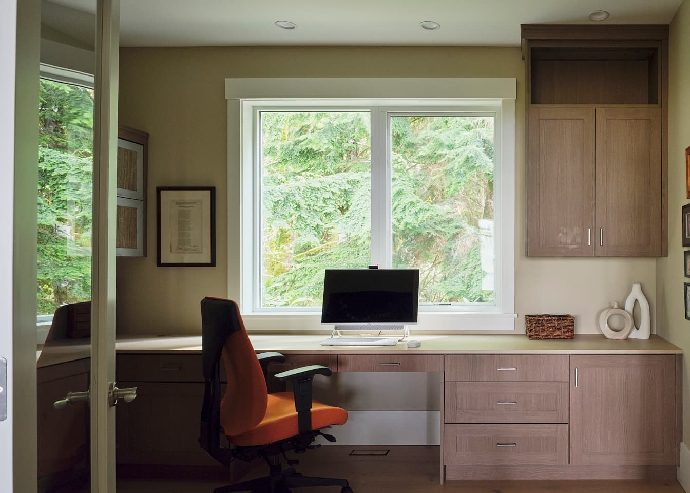finished office with desk